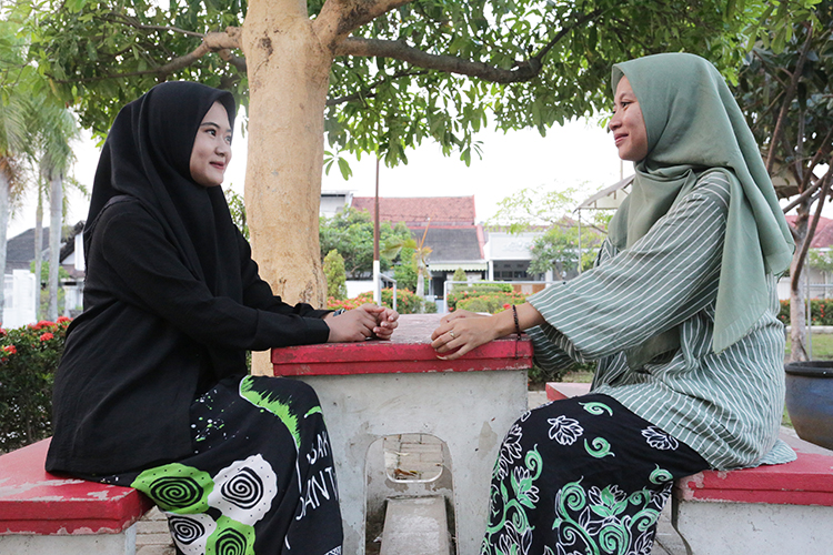BERPOSE: Dua orang santri berpose menggunakan fashion sarung yang saat ini mulai digemari santri putri.