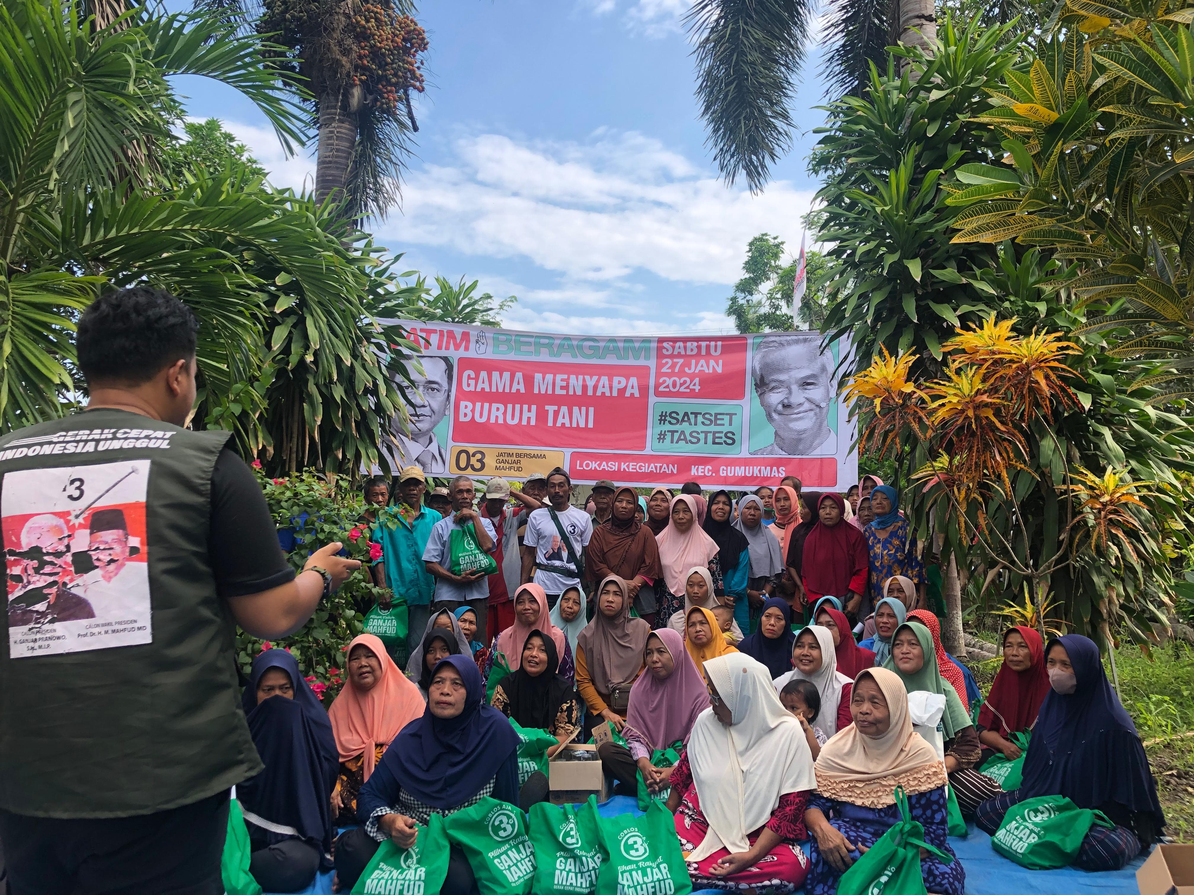 Foto bersama dengan petani
