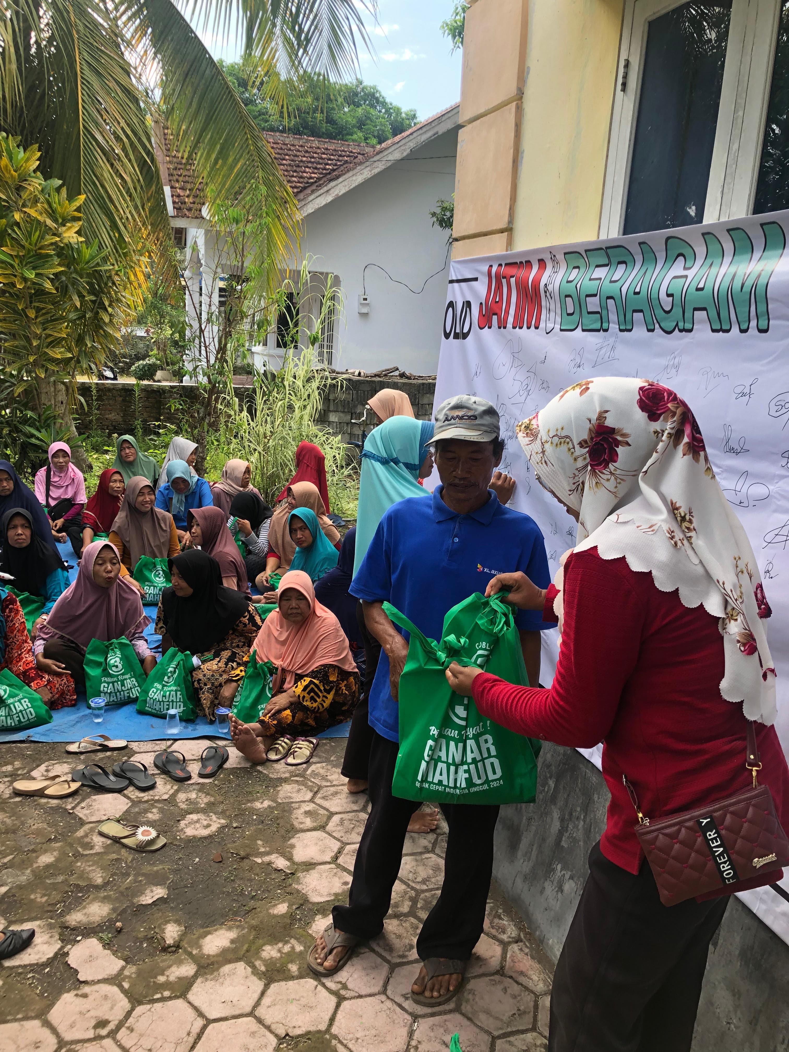 Kegiatan Relawan Jatim Beragam Jember - Lumajang yang ditutup dengan pemberian bingkisan