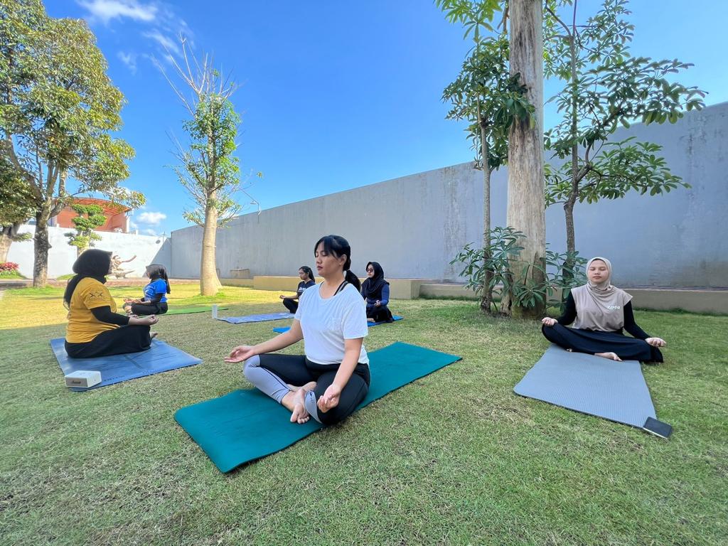 yoga menjadi salah satu olahraga yang masih diminati oleh banyak kalangan kawula muda hingga lansia. (Foto : Dok Radar Jember)