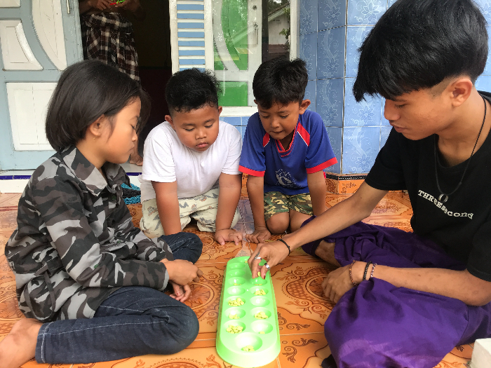 anak-anak asik bermain congklak