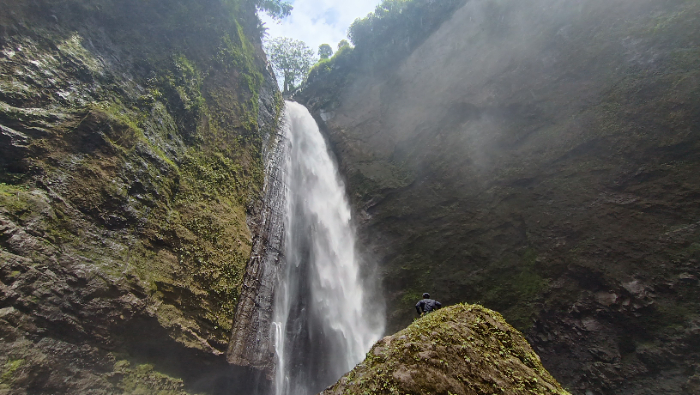 TERSAJI APIK: Penampakan Air Terjun Kabut Pelangi yang tampak indah memancar keluar dari sisi tebing. (Foto : Radar Jember)