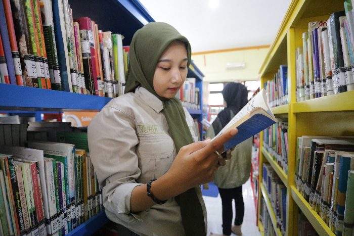 SANTAI: Mahasiswa terlihat asik membaca buku. (Foto : Radar Jember)