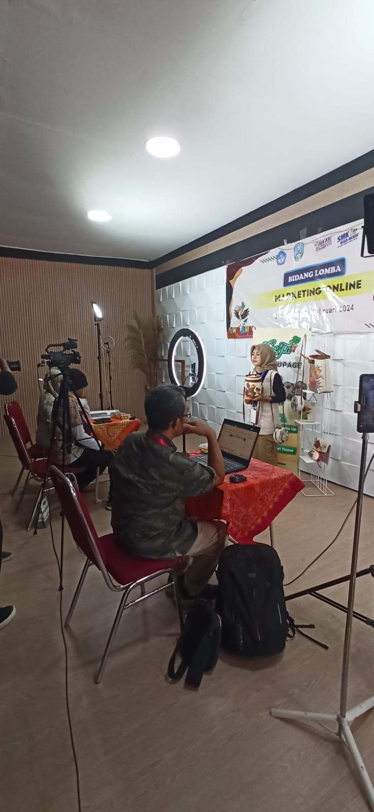 Siswa SMKN 1 Jember saat mengikuti LKS tingkat Jember di bidang marketing online (Foto: HUMAS SMKN 1 JEMBER)
