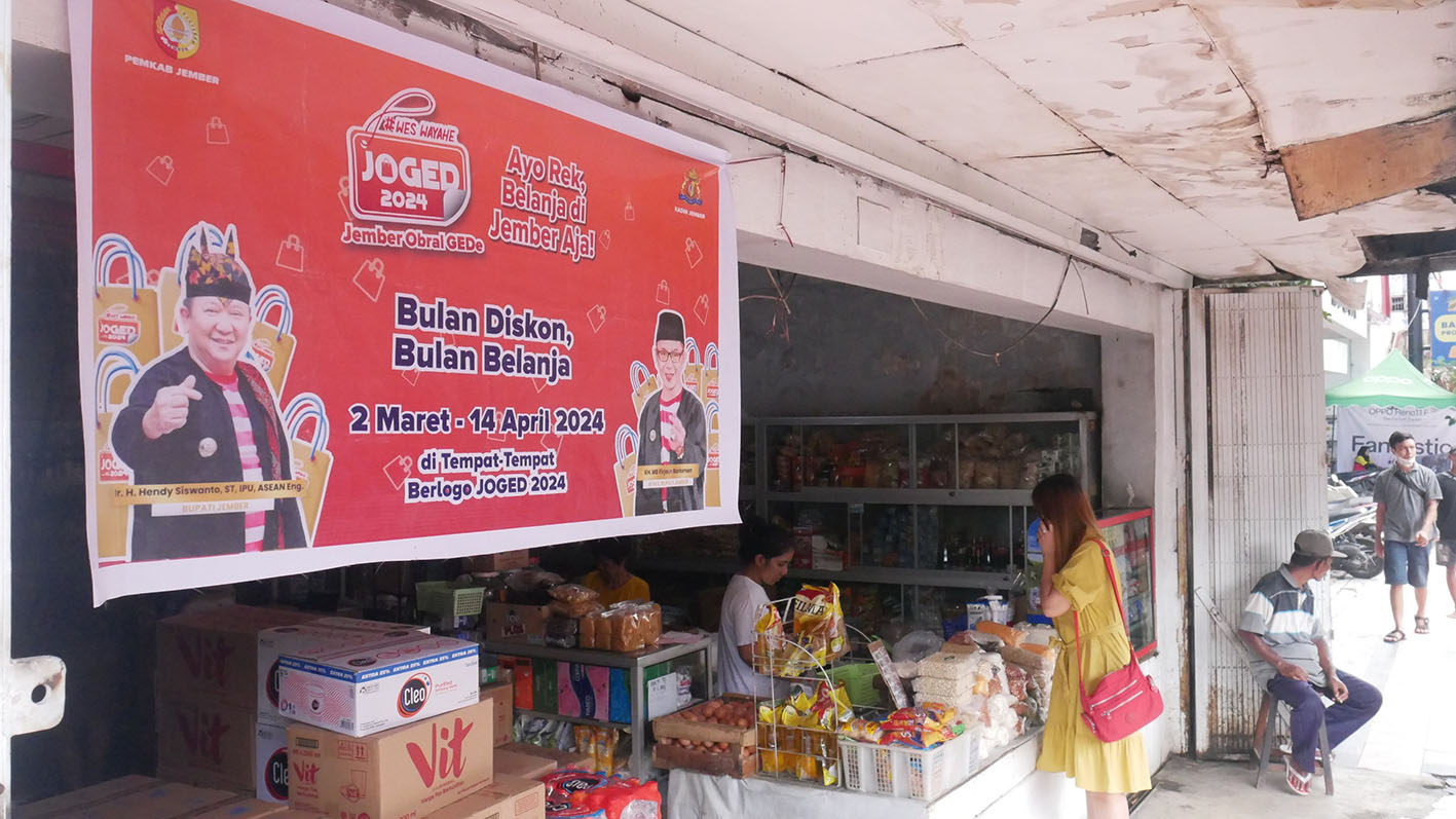 Toko kelontong di Jember memasang banner JOGed 2024 (Foto: Sidkin Ali/ Radar Jember)