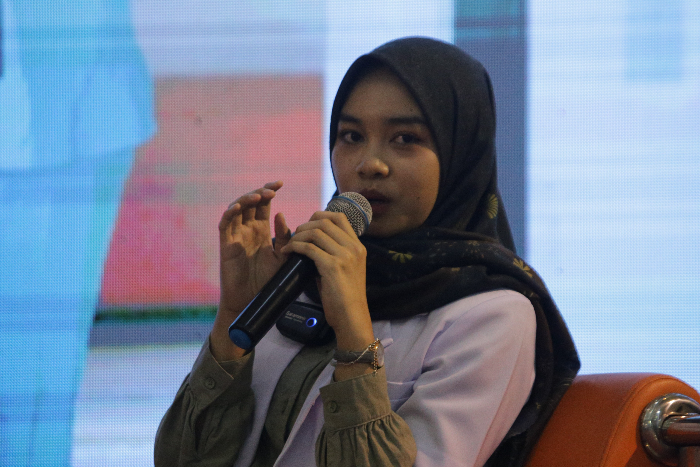 BERBAGI PENGETAHUAN: Dokter gigi Rolas Dental Care Jember, drg Anindita Permata, membagikan tips mencegah bau mulut saat puasa. (ILHAM WAHYUDI/RADAR JEMBER)