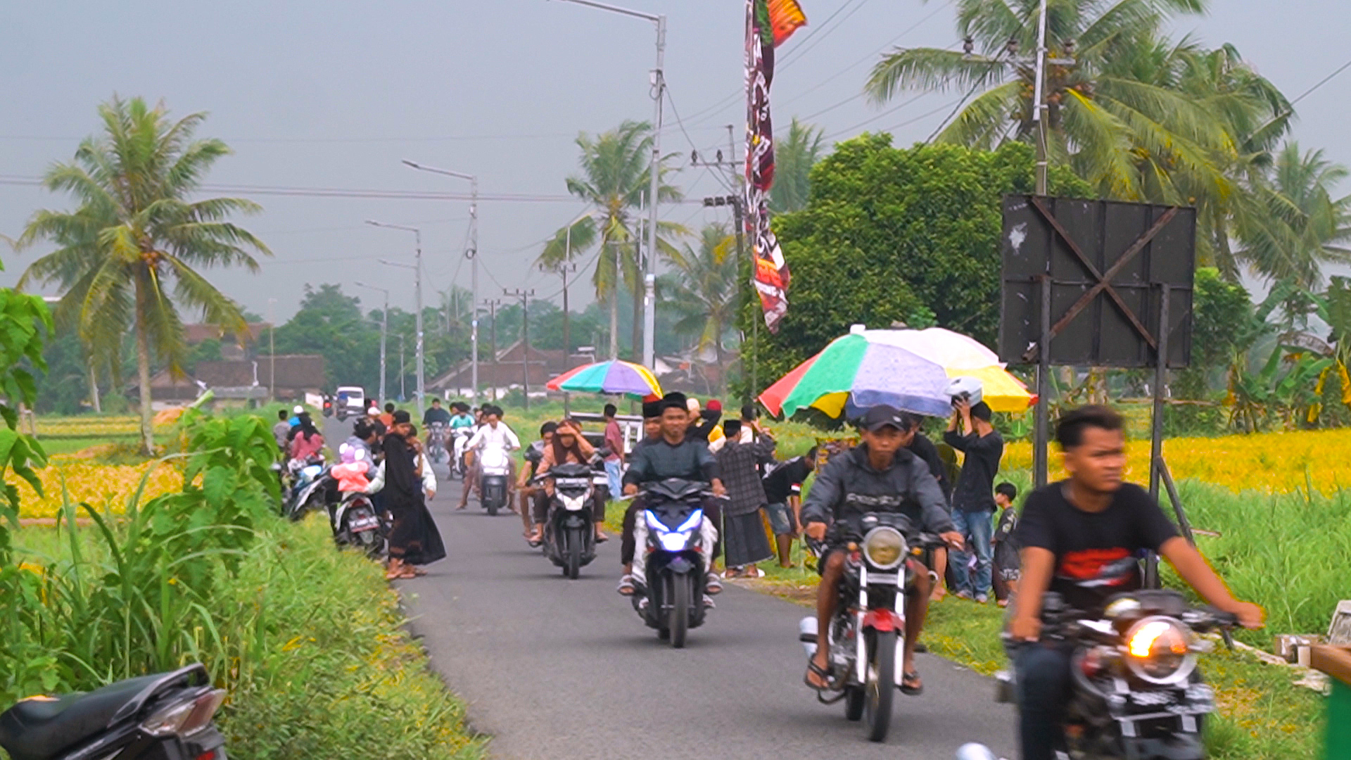 Suasana ngabuburit sore hari di Wisata Senja dan Kereta Api di Bedadung
