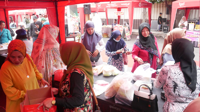 Warga berbur takjil di pasar ramadhan (Foto : Radar Jember)