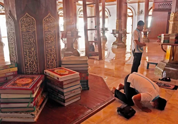 Pengunjung melaksanakan sholat di masjid Ampel Surabaya (Foto : JawaPos.com)