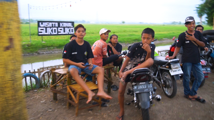 Anak - anak muda sedang ngabuburit di Wisata Kanal Suko - suko Desa Bangsalsari Jember. (Foto : Radar Jember)