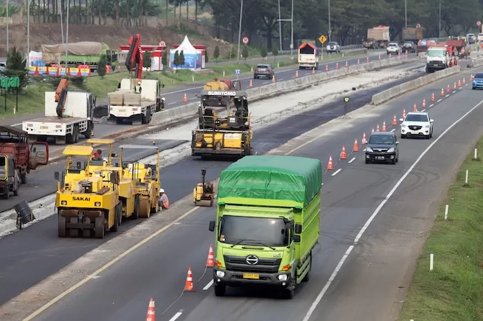 Kendaraan melaju di jalan tol (Foto : Jawa Pos)