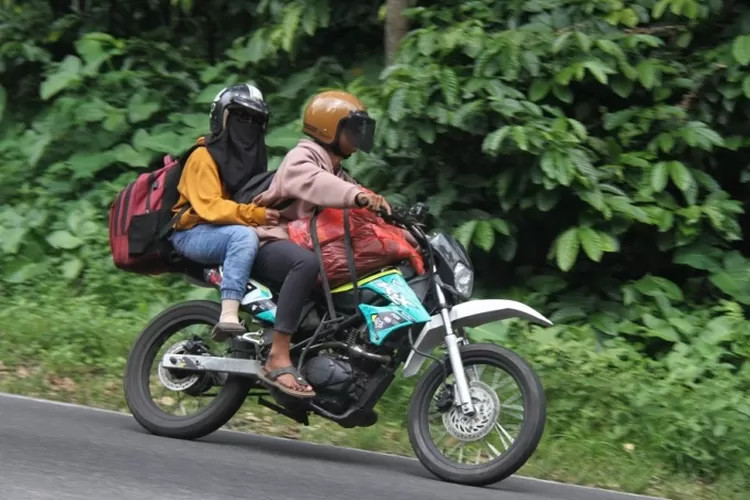 Pemudik menggunakan kendaraan pribadi (Foto : Radar Jember)