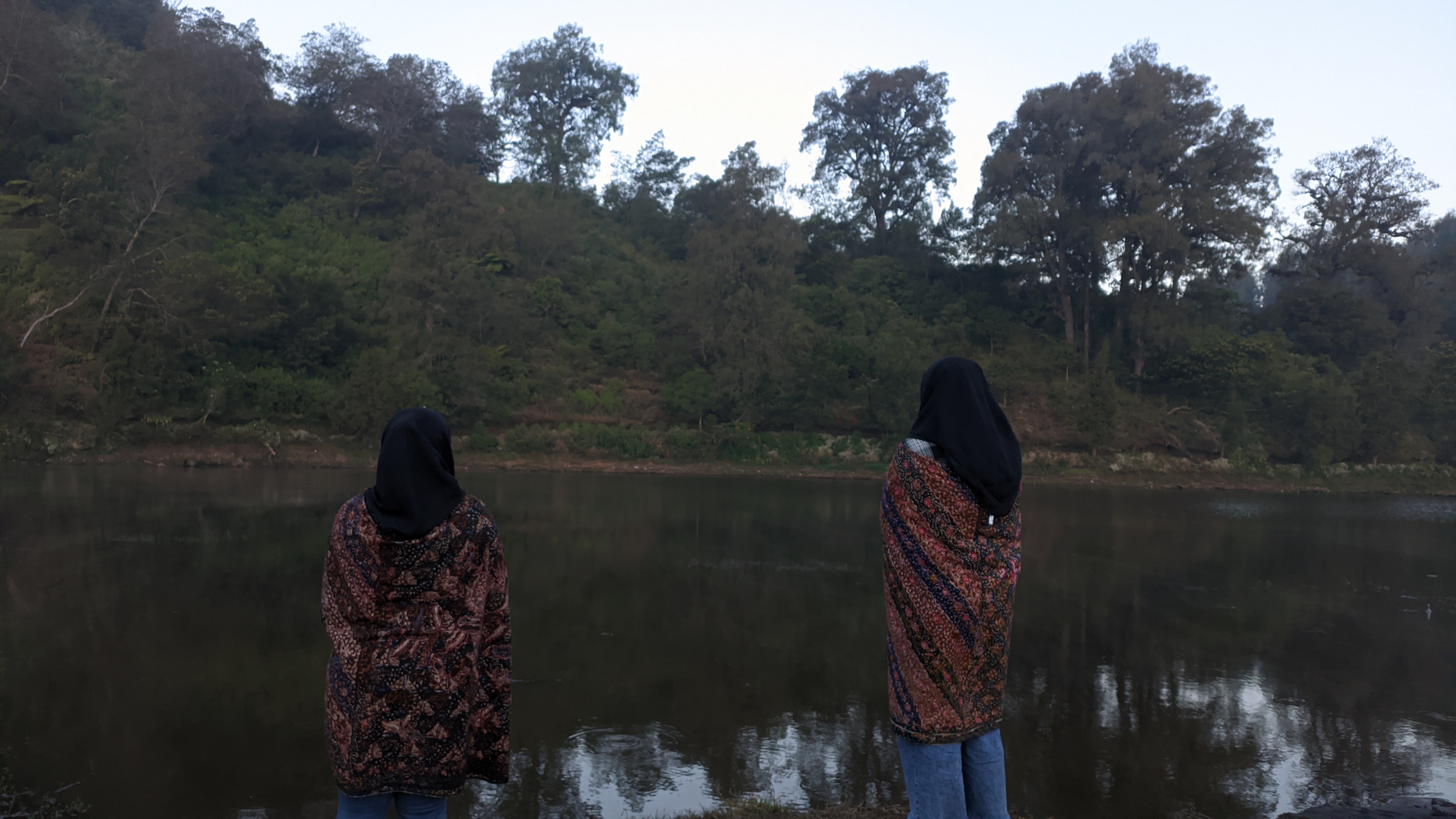 MENIKMATI: Pesona Ranupani selalu memanjakan pengunjung (Ade Apryani-HaloJember)