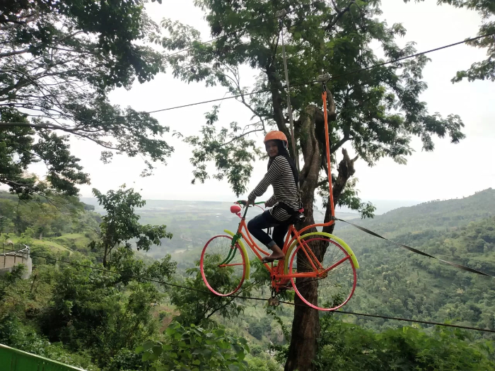 Pengunjung menikmati wahana permainan di wisata Arak - arak Bondowoso