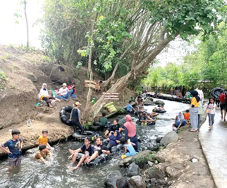 MURAH MERIAH: Keasikan bermain mini tubing ala pedesaan di wisata Tumpak Selo (Hasby / Radar Jember)