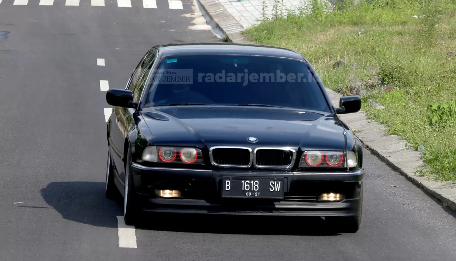 Mobil BMW seri 7 yang melintas di kawasan perumahan di Jember. (Dwi Siswanto - Radar Jember/Halo Jember)