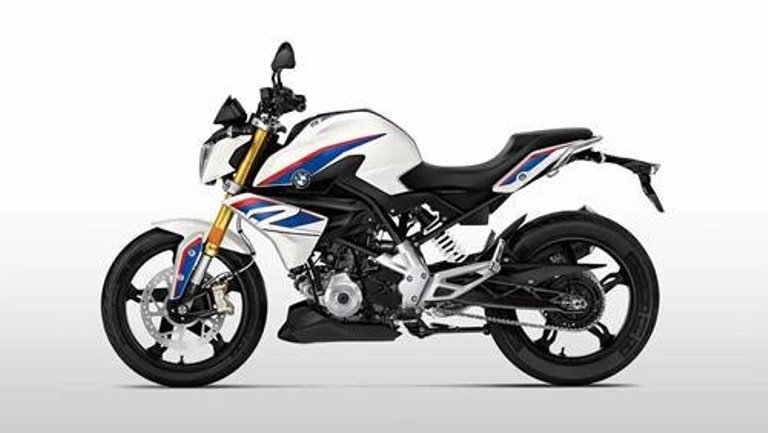 Model motor BMW G 310 R. Motor tipe G adalah motor entry level yang kerjasama dengan pabrikan motor asal India, yaitu TVS