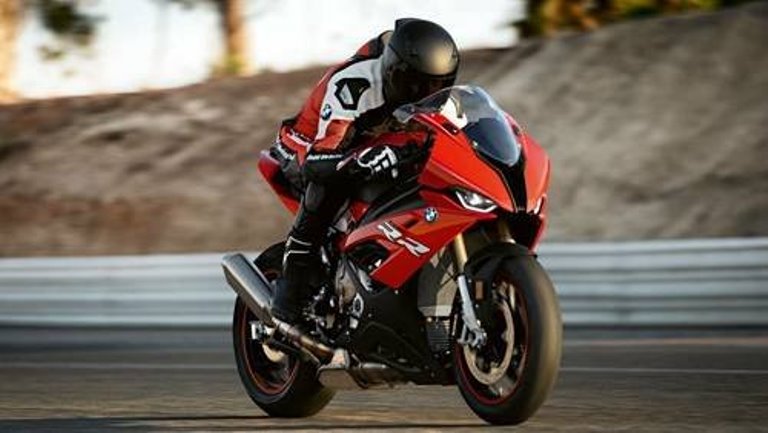 BMW S1000RR mengusung mesin 999cc 4-tak empat silinder. Harga motor ini bisa menyentuh angka sekitar Rp 750 - 800 juta an