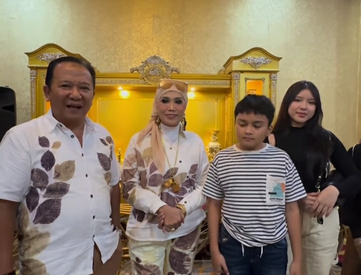 Tiara Andini dan keluarga bersilaturahmi bersama Bupati Hendy Siswanto di Pendapa Wahyawibawagraha (Foto : Instagram @hendy_siswanto)