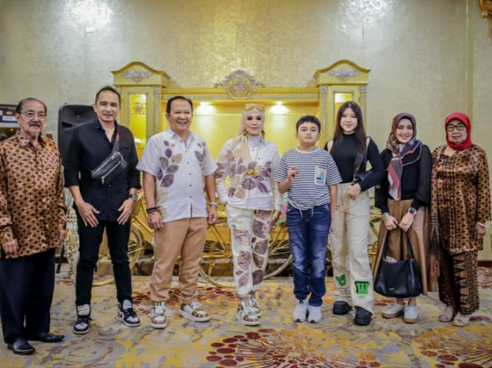 Tiara Andini dan keluarga bersilaturahmi bersama Bupati Hendy Siswanto di Pendapa Wahyawibawagraha (Foto : Instagram @pemkabjember)
