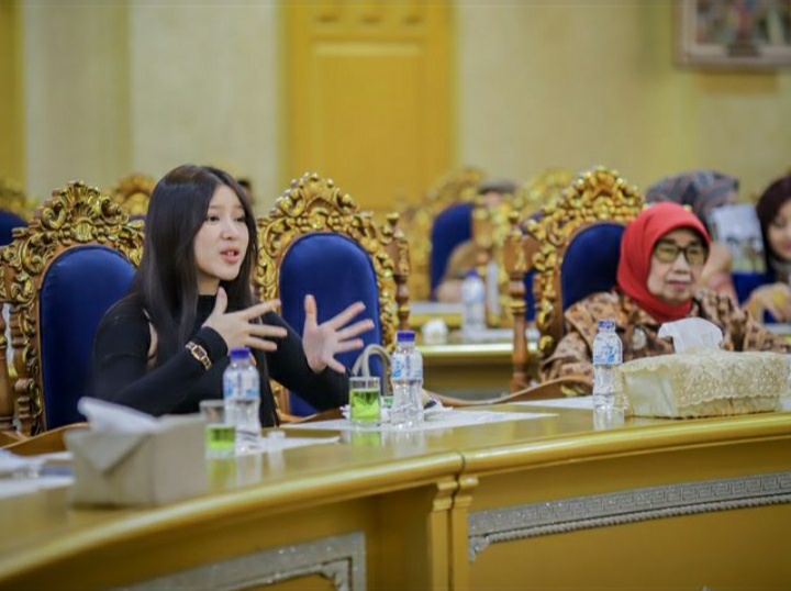 Tiara Andini dan keluarga berbincang santai dengan Bupati Hendy Siswanto (Foto : Instagram @pemkabjember)