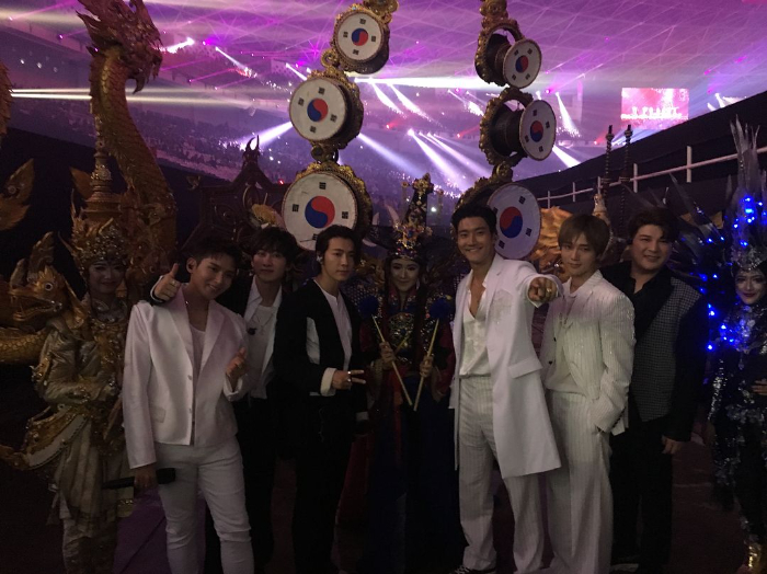 Tiara Andini berpose bersama Super Junior saat mengikuti opening Asian Games 2018 di Jakarta (Foto : Instagram @tiaraandini)