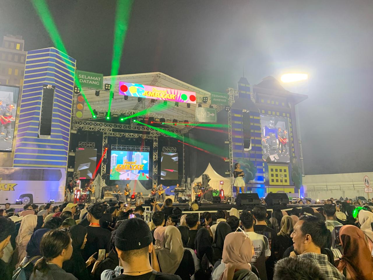 AMBYAR: Konser musik dangduy Jawa Timuran mengguncang stadion Lumajang (Ade Apryanis-halojember)