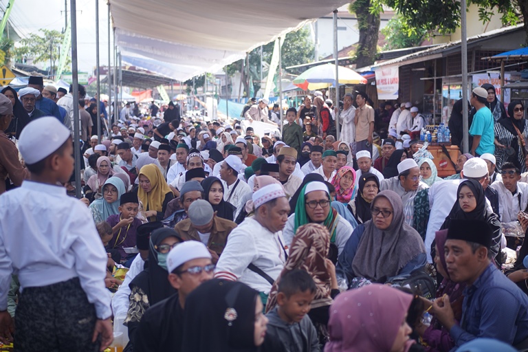 Para peziarah Haul Habib Sholeh di Kecamatan Tanggul pada 21 April 2024 (Foto: YULIO/HALOJEMBER - RADAR JEMBER-JAWAPOS.COM)