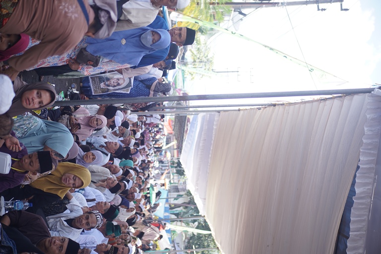 Kondisi warga yang hadir di Haul Habib Sholeh Tanggul, Jember, Jawa Timur pada 21 April 2024 (FOTO: YULIO/RADARJEMBER JAWAPOS)