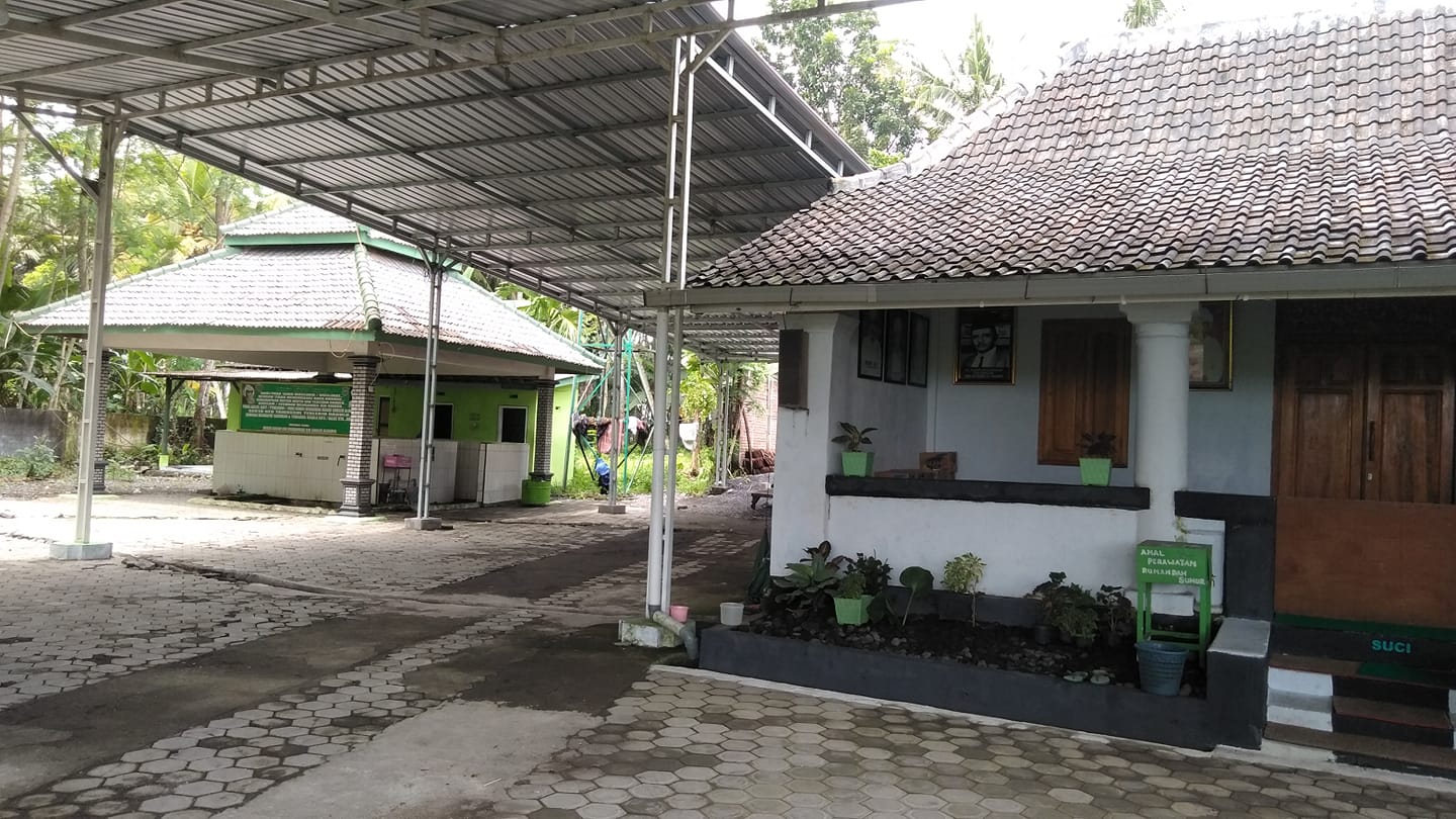 Potret rumah dan lokasi sumur tua peninggalan Habib Sholeh di Lumajang. (Foto: FB/Sumur Barokah Habib Sholeh Tanggul)