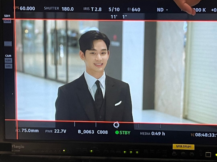 Kim Soo Hyun (Instagram @soohyunk216)