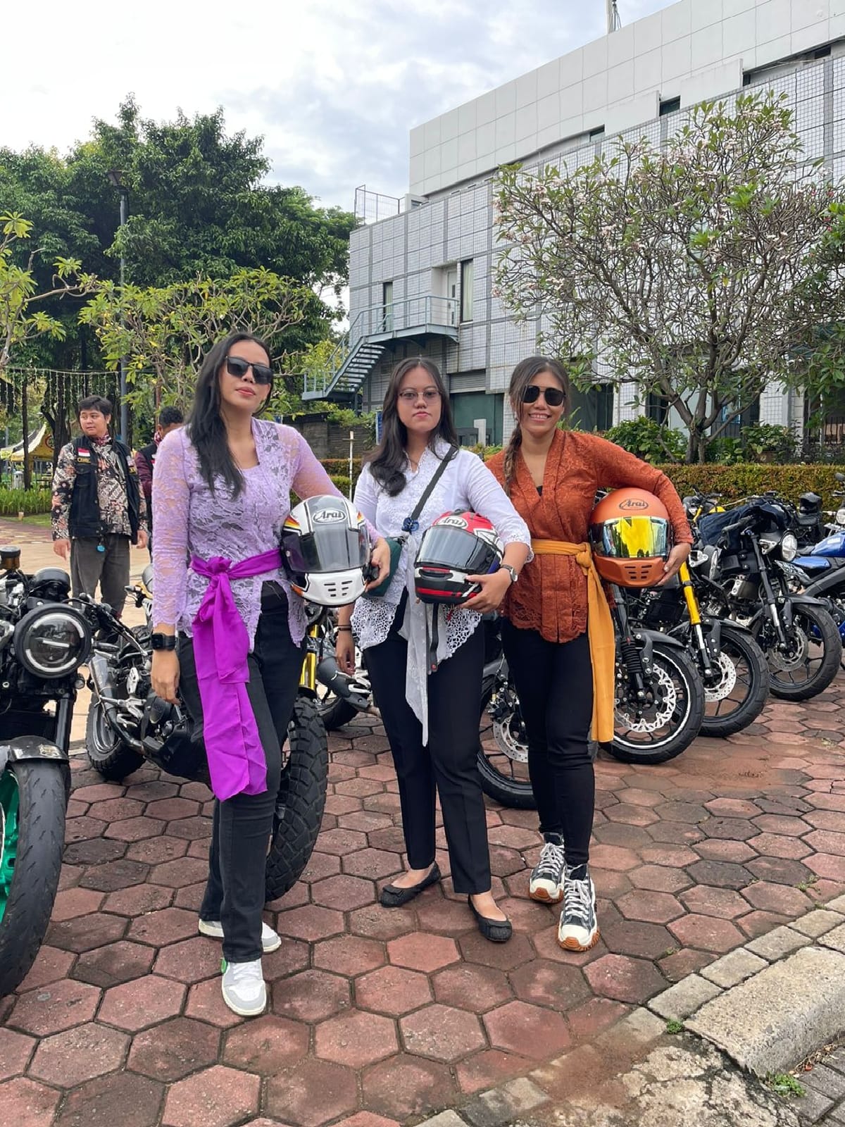 April (kiri) pengguna Yamaha XSR 155 dan member XSR Brotherhood Indonesia (Foto: PT Yamaha Indonesia Motor Mfg)