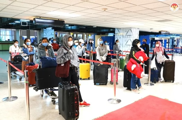 Pekerja migran Indonesia di Bandara Kolombo, Sri Lanka, Jumat (24/4/2021). (KBRI COLOMBO)