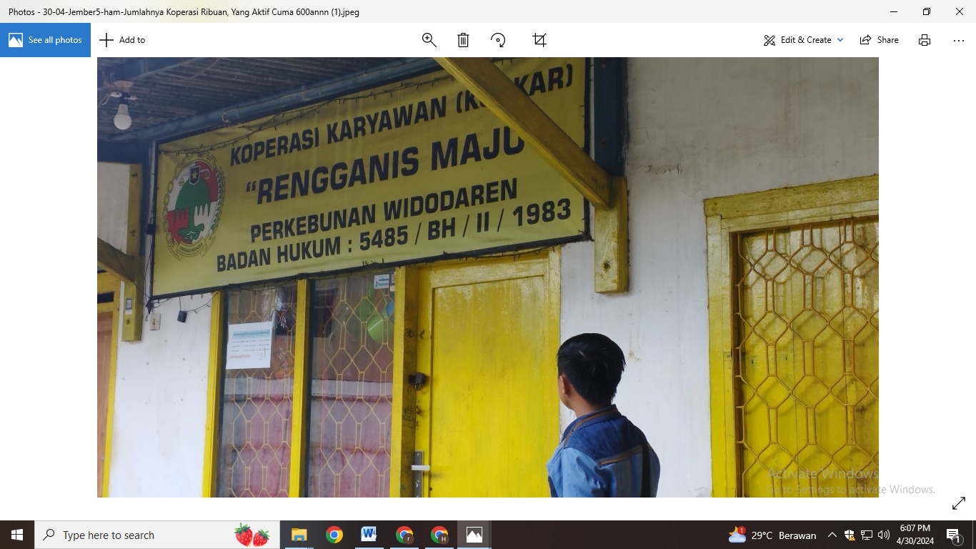 YULIO FA/RADAR JEMBER  PERLU DITERTIBKAN: Salah seorang warga mengunjungi kantor koperasi yang ada di wilayah Jember.&nbsp;