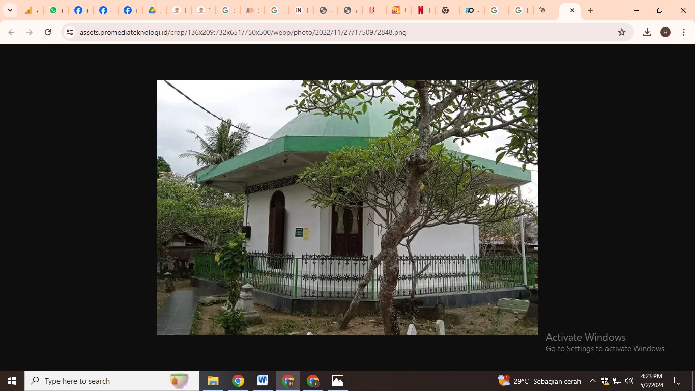 Makam Habib Ahmad Tempel, Sleman, Yogyakarta. Diceritakan kubah makam tersebut dibangun oleh keluarga Adam Malik