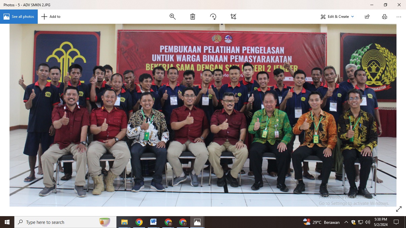 SUKA CITA: Kepala SMKN 2 Jember, Kalapas Jember, beserta Warga Binaan berfoto bersama setelah pembukaan pelatihan pengelasan, kemarin (5/2).