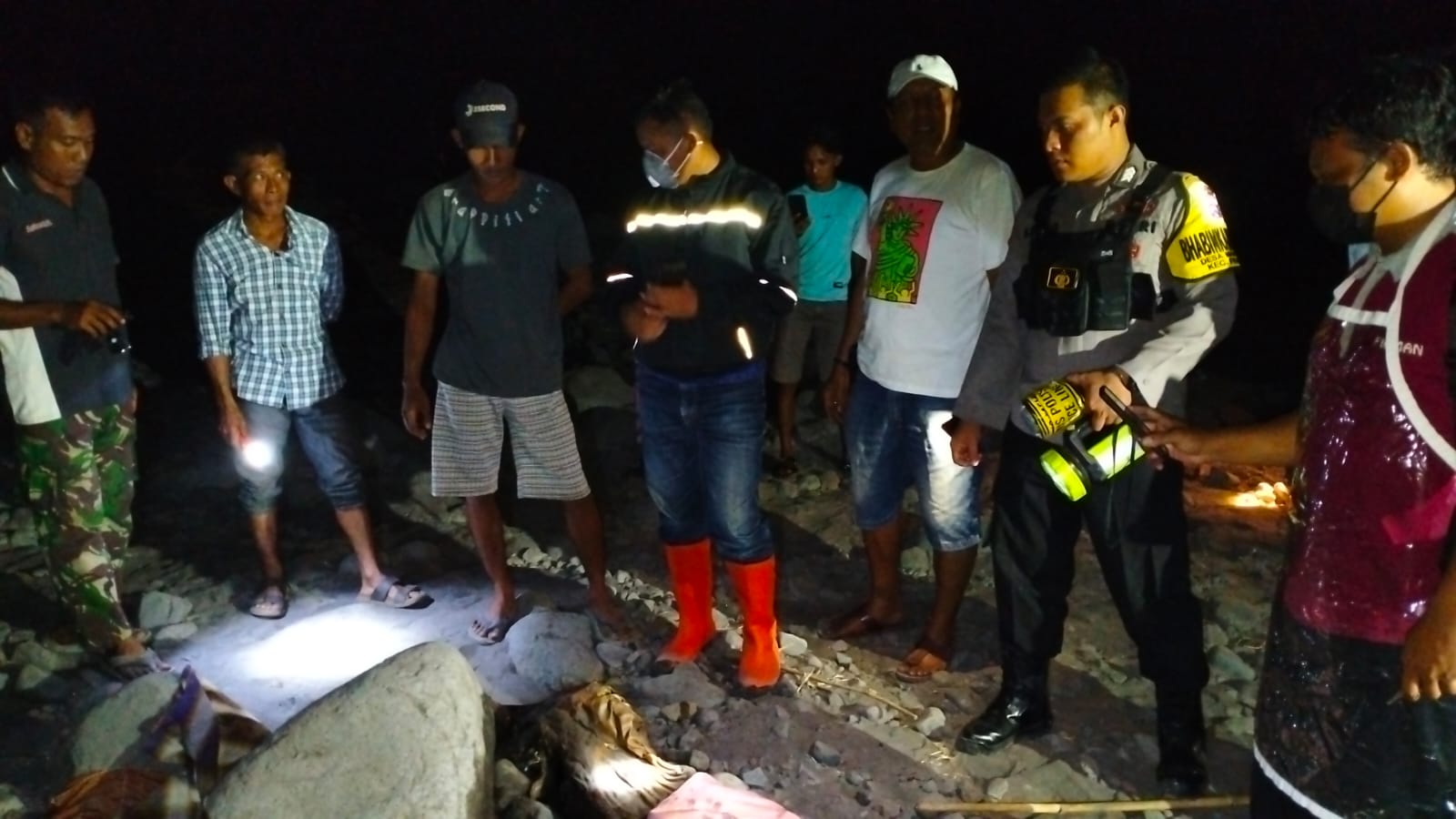 DITEMUKAN: Warga temukan mayat di  Kaliregoyo, Lumajang.