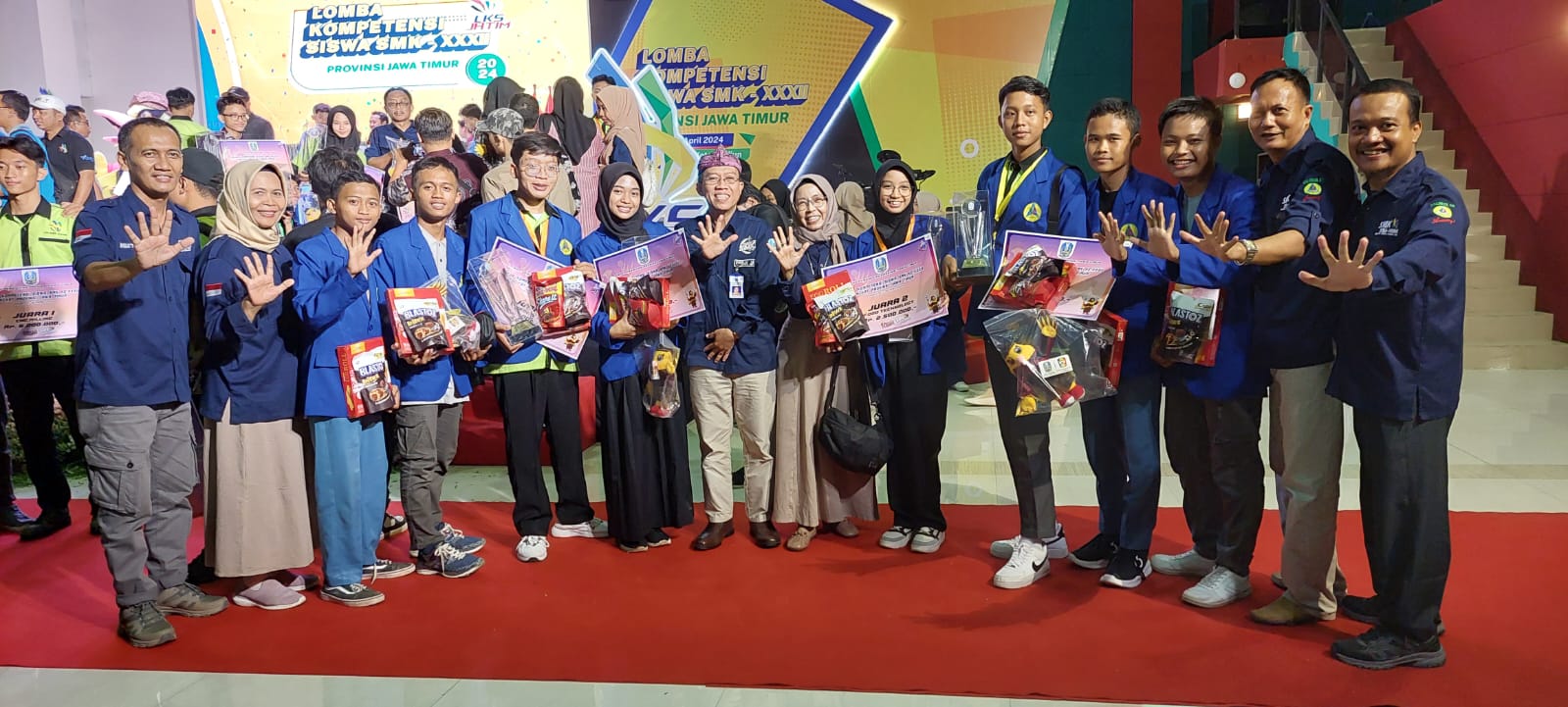 LUAR BIASA: Guru, Kepala SMKN 5, Kacabdin Jember-Lumajang berfoto bersama siswa SMKN 5 Jember yang berhasil meraih juara LKS ke-32 tingkat Jatim.