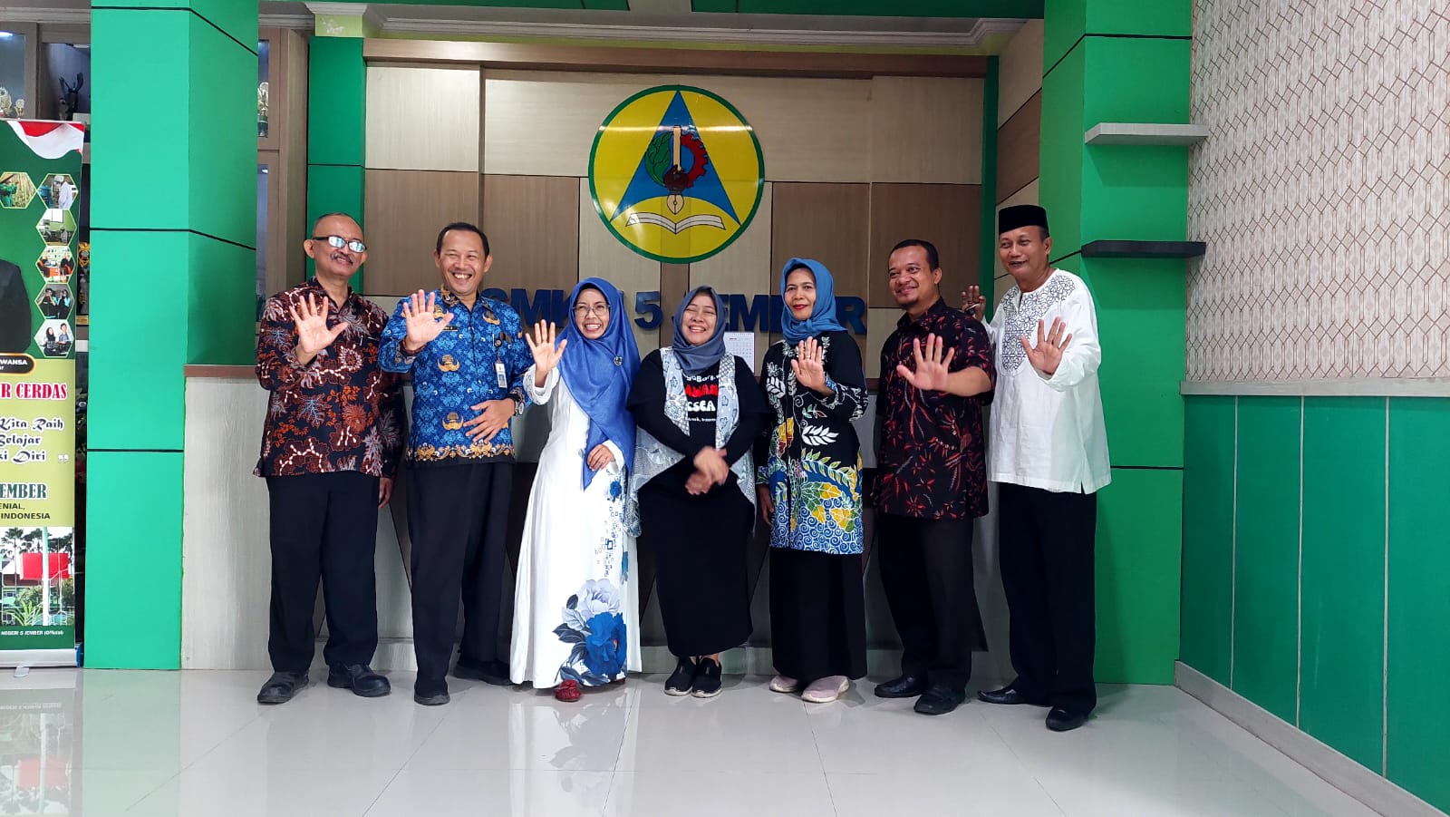KEBERSAMAAN: Kepala SMKN 5 Jember, pihak DP3AKB Jember, perwakilan UNICEF, beserta guru SMKN 5 Jember berfoto bersama setelah sosialisasi penerapan sekolah ramah anak. (Foto: SMKN 5 Jember)  &nbsp;