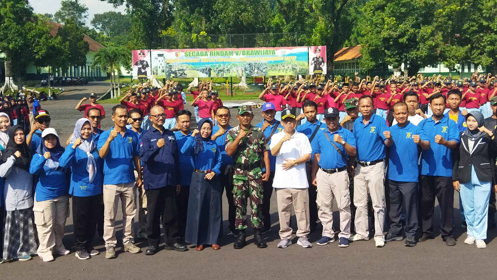 SUKACITA: Tenaga pendidik, pengajar Secaba Rindam V Brawijaya, dan siswa SMKN 5 Jember berfoto bersama setelah upacara penutupan diklat penguatan karakter siswa, Minggu (5/5)