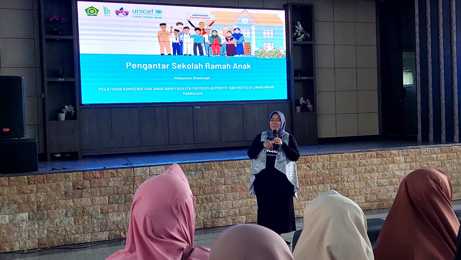 Perwakilan dari UNICEF memberikan materi ke guru dan karyawan  SMKN 5 Jember