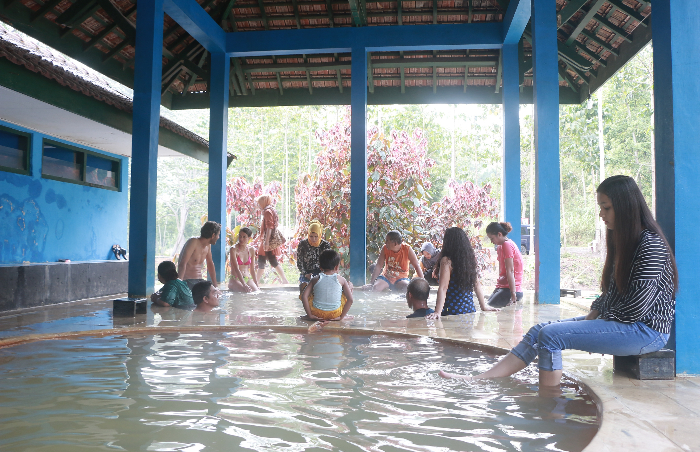 BERENDAM: Beberapa wisatawan saat menikmati pemandian air panas Blawan Desa Kalianyar Kecamatan Ijen. FAQIH HUMAINI/RADAR IJEN