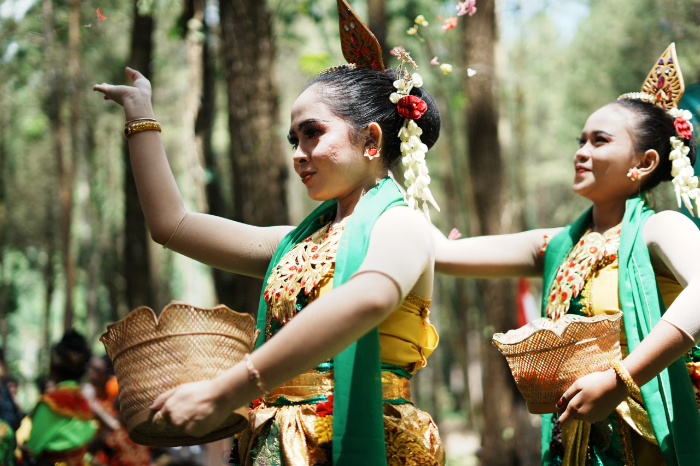 MEMUKAU: Penampilan para penari Lumajang pada perayaan hari tari sedunia di wisata Kali Pinus Poncosumo, Desa Sumberwuluh beberapa waktu lalu. (Diskominfo Lumajang)