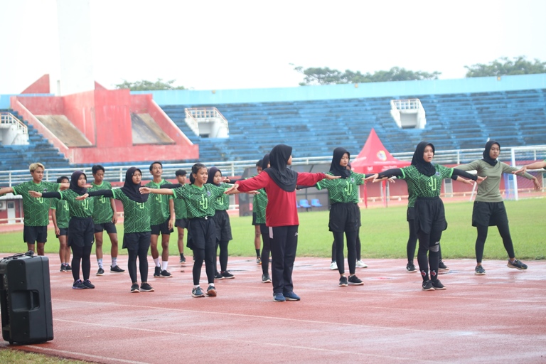 PERSIAPAN: Atlet drum band Jember melakukan pemanasan sebelum latihan di Stadion JSG, Sabtu (11/5). (YULIO/RADAR JEMBER JAWA POS)