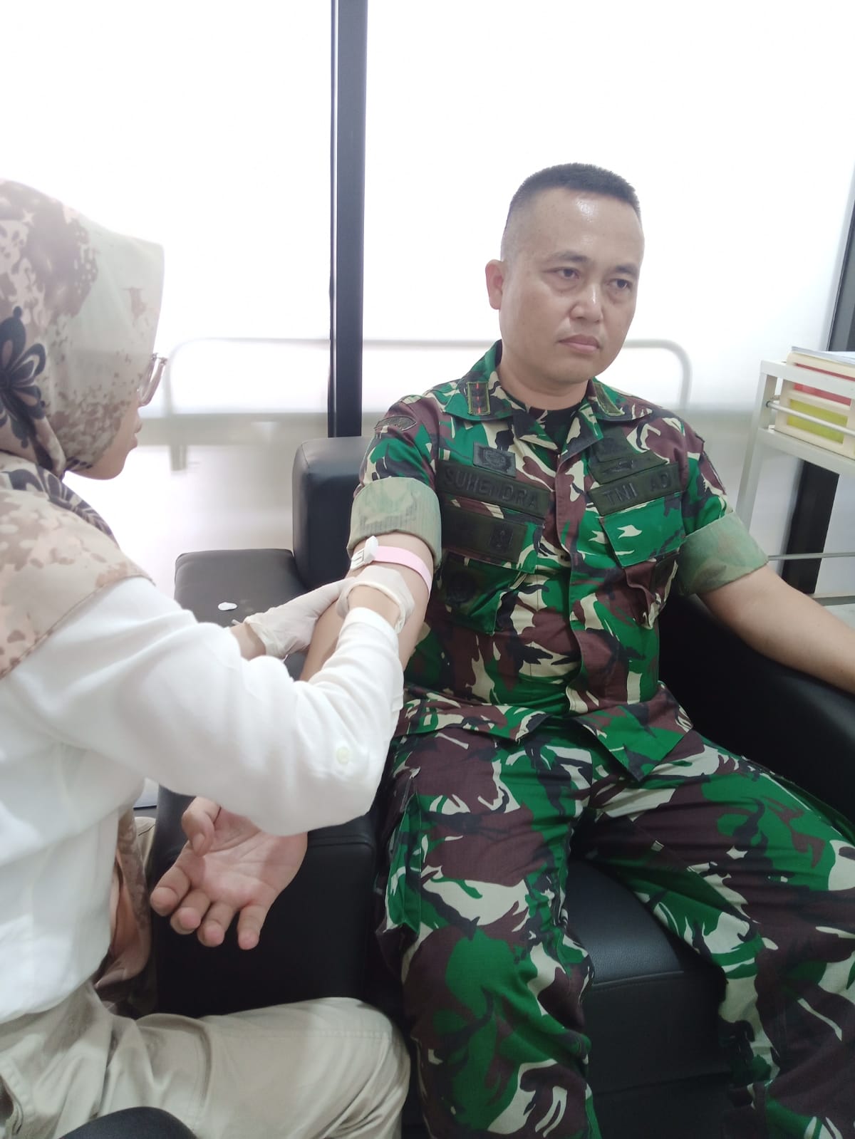 SINERGI: Dandim 0822 Bondowoso Letkol Arm Suhendra Chipta, M.Tr.Hanla menjalani pemeriksaan darah di RSCM Bondowoso, (14/5)