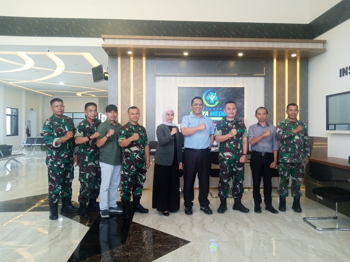 Direktur RSCM Bondowoso (Berjilbab) bersama Dandim 0822 Bondowoso (tiga dari kanan)