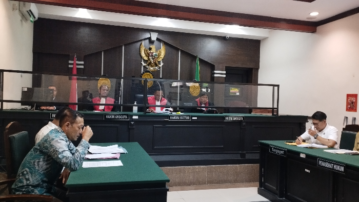MEMANAS: Suasana sidang saksi dalam gugatan salah seorang warga Desa Puger Kulon yang mengklaim tanah atas nama Pemkab Jember, kemarin (13/5). (Mega Silvia / Radar Jember)
