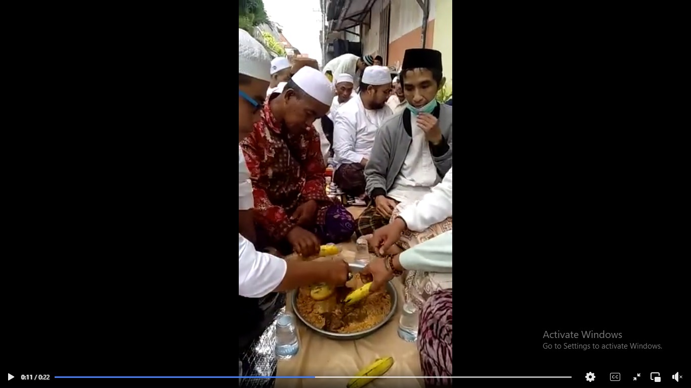 Potongan video suasana makan nasi kebuli bersama dalam acara Haul Habib Abu Bakar bin Muhammad Assegaf Gresik ke 67, pada 16 Juli 2022 lalu. (Facebook)