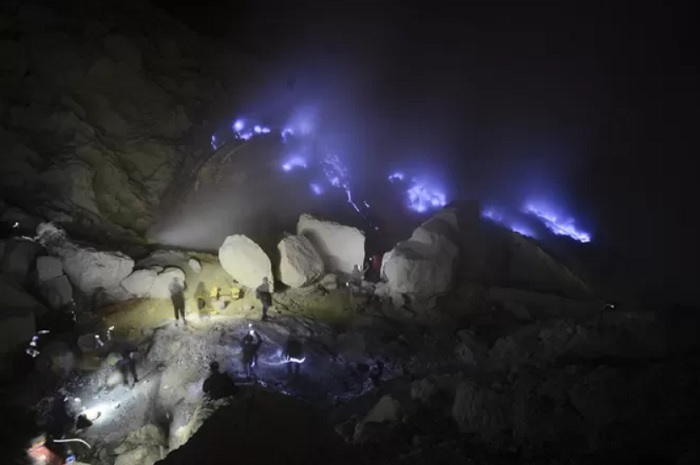 Blue Fire, hanya ada dua di Dunia, salah satunya di Kawah Ijen, kabupaten Bondowoso, Jawa Timur