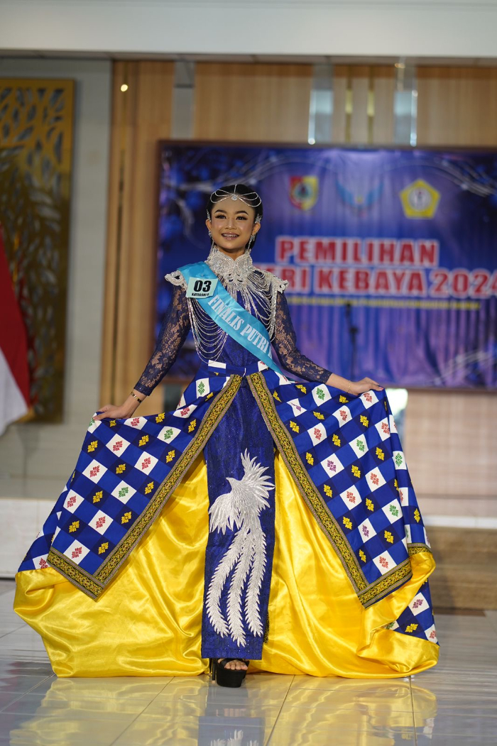ANGGUN: Salah seorang finalis Putri Kebaya Jember 2024 menunjukan kebaya yang dipadukan dengan busana modern saat sesi catwalk. (Foto : Syam Modelling)